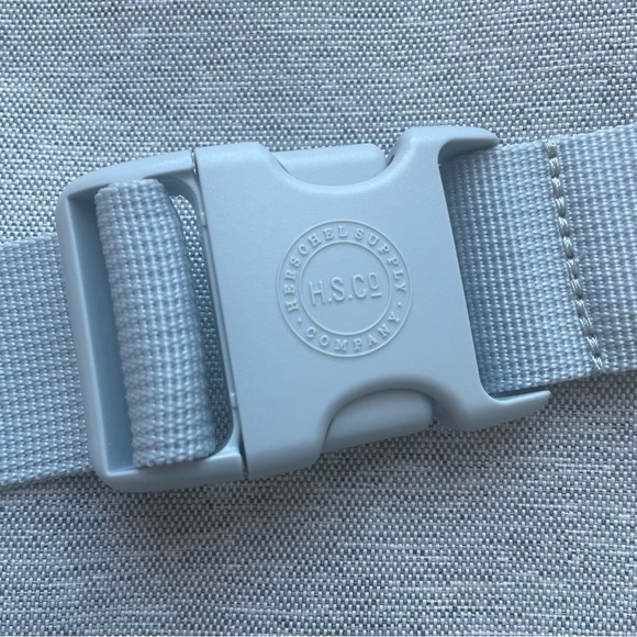 NWT Herschel Fifteen Hip Pack 2L - Picture 6 of 8